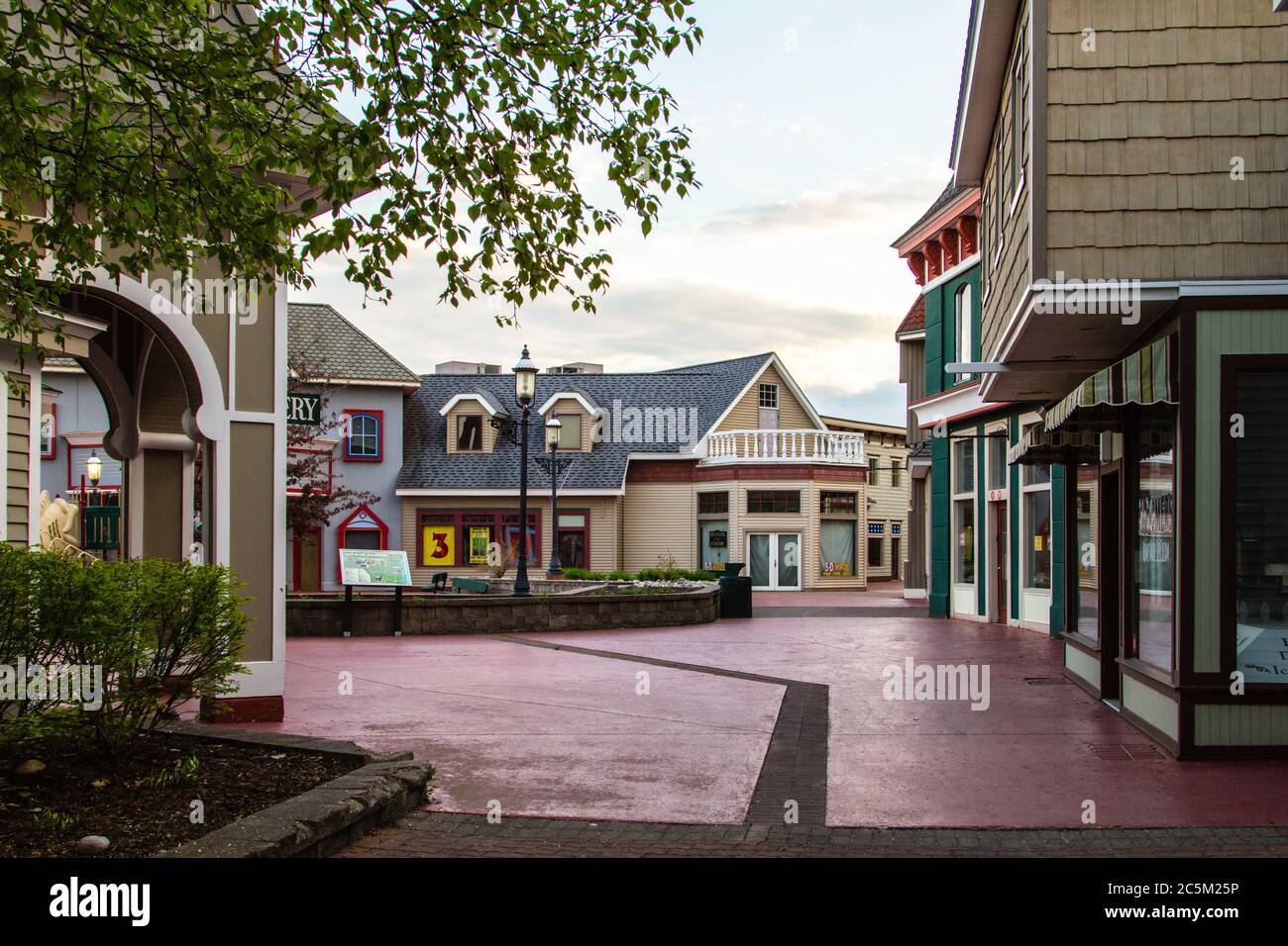 Mackinaw City, Michigan, USA - leeres Outdoor-Einkaufszentrum während der Hochsaison im Sommer in Mackinaw City an Mackinaw Crossings Stockfoto