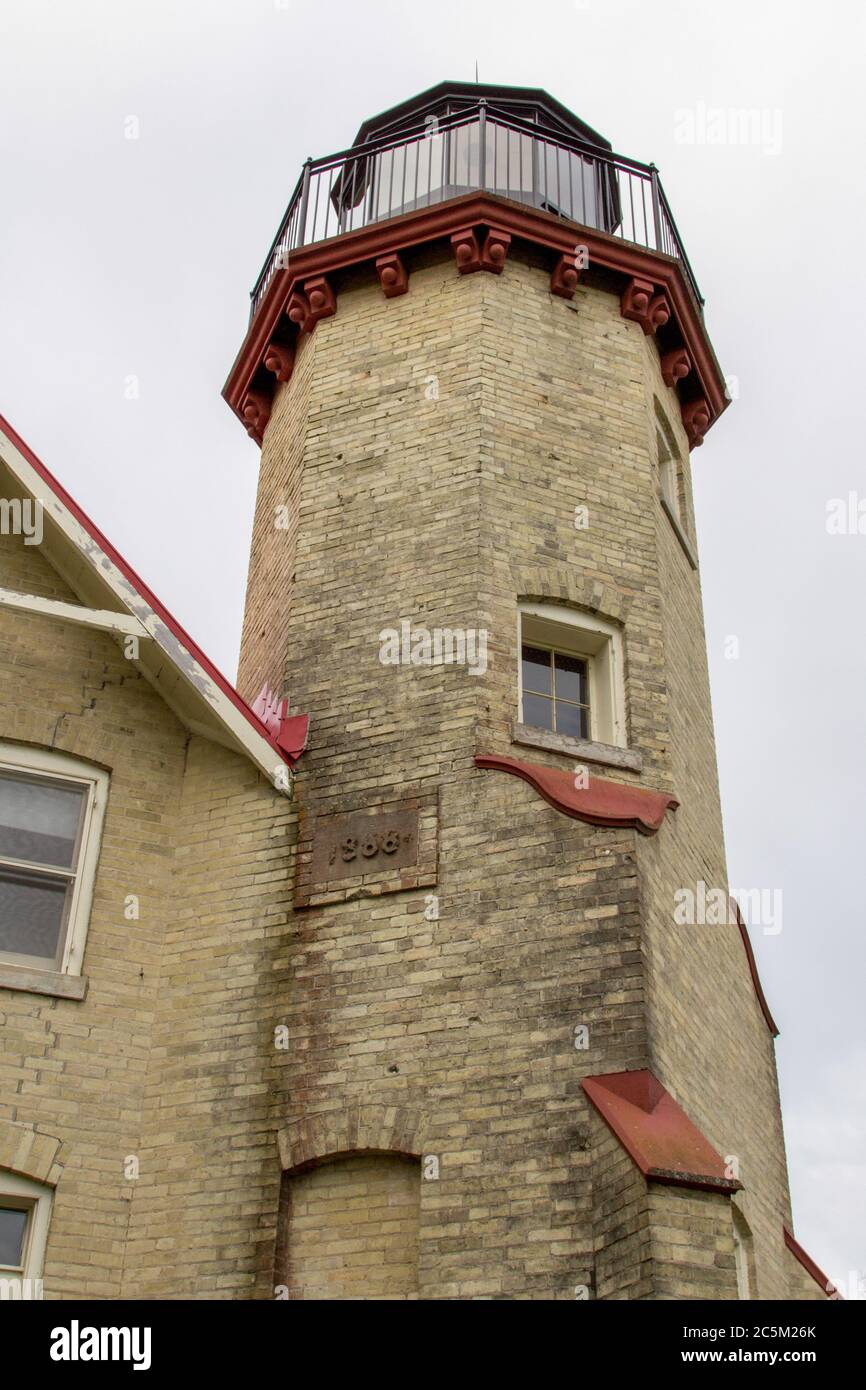 McGulpin Leuchtturm in vertikaler Ausrichtung. Nahaufnahme des Turms am McGulpin Lighthouse am Lake Michigan in der Nähe von Mackinaw City. Stockfoto