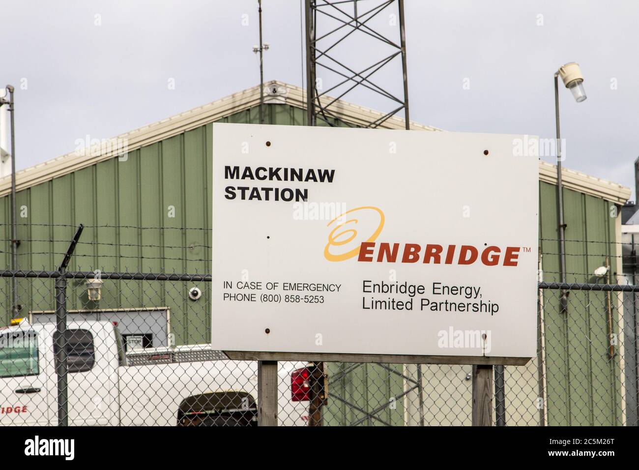 Mackinaw City, Michigan, USA - 30. Mai 2020: Außenansicht der Ölpumpenstation Enbridge Inc. An der Straße von Mackinaw. Stockfoto