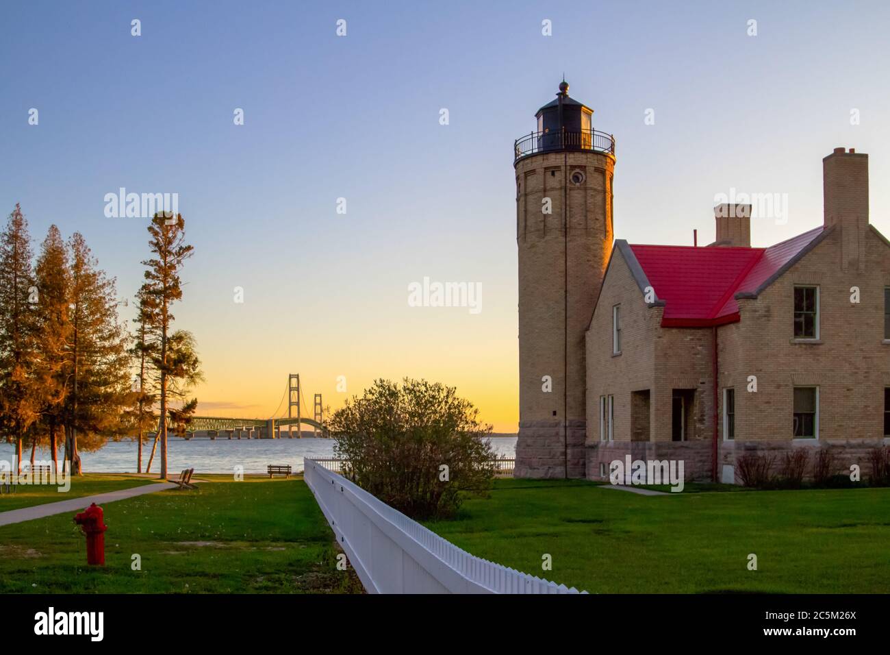 Mackinaw Sonnenaufgang. Blick auf die Mackinaw Bridge und den Mackinac Point Lighthouse bei Sonnenaufgang auf Michigan Great Lakes COAs Stockfoto