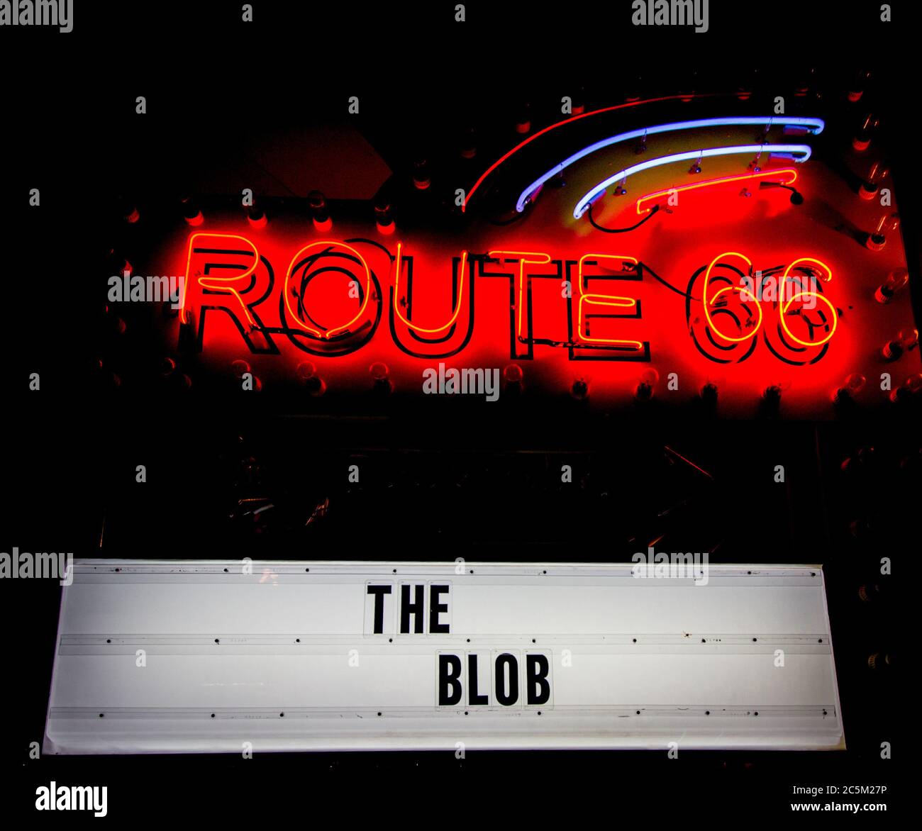 Elk City, Oklahoma, USA - 27. April 2019: Retro neon Zeichen einer Route 66 fahren Sie auf der historischen Route 66 Museum in Oklahoma. Stockfoto