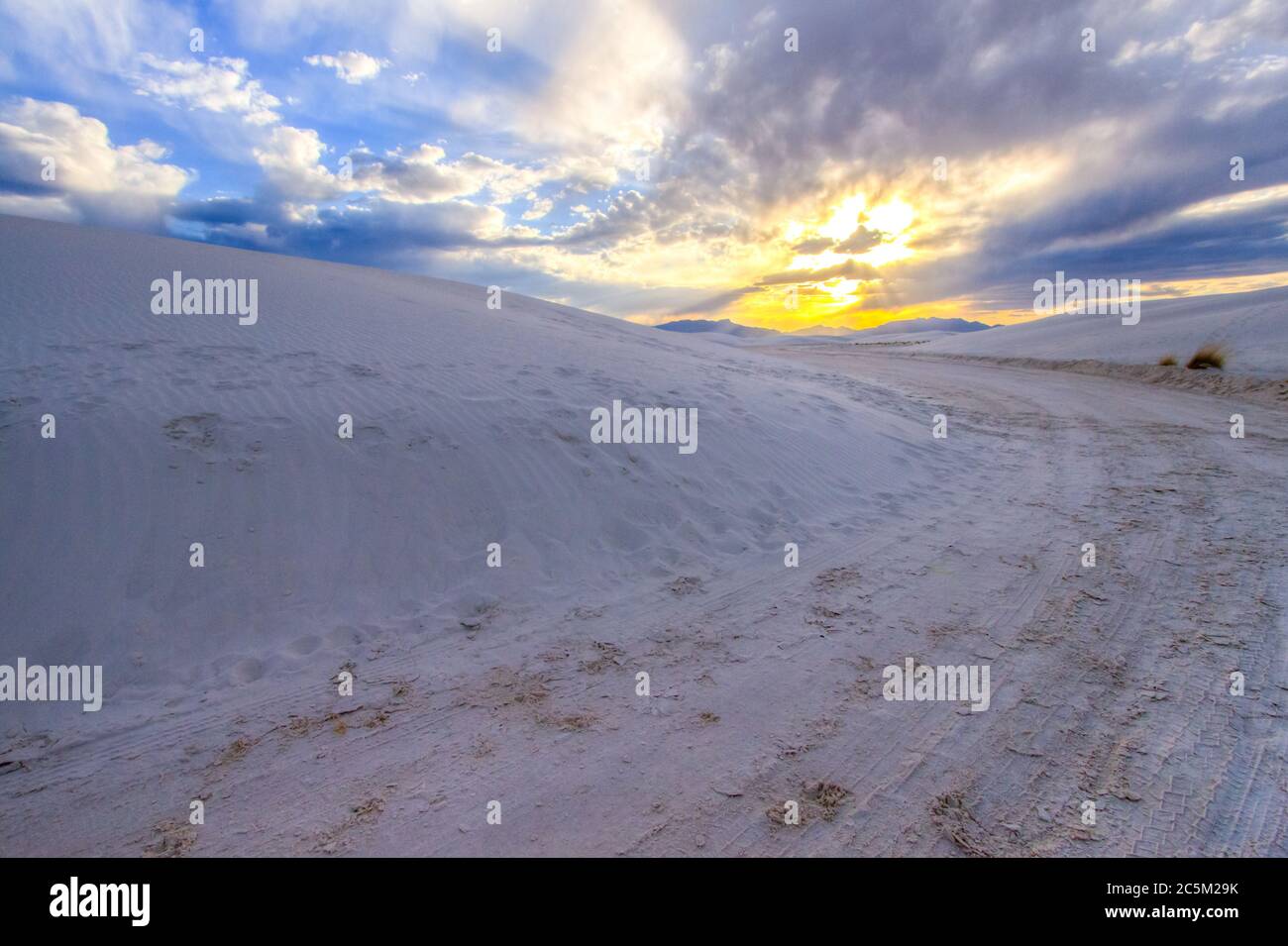 White Sands Sonnenuntergang. Wunderschöner Sonnenuntergang in der Wüste am White Sands National Monument in Alamogordo, New Mexico. Stockfoto