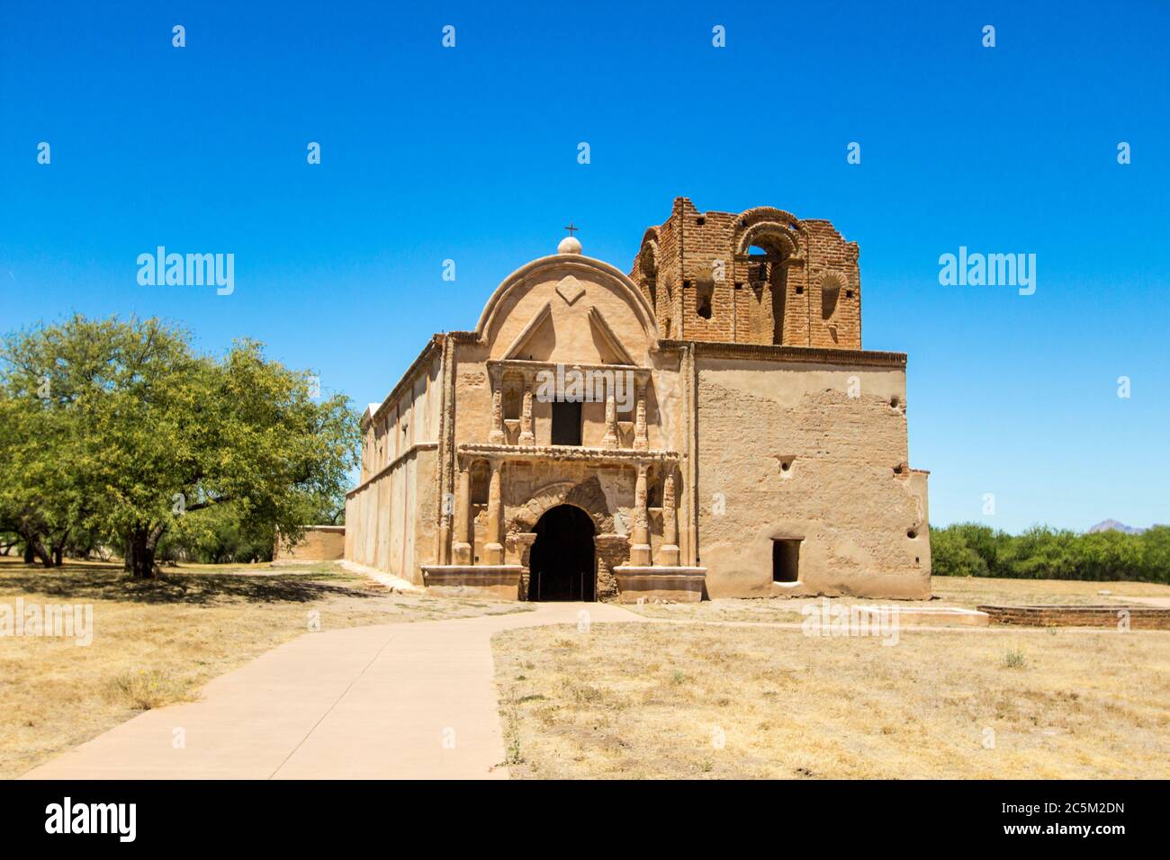 Außenansicht der Tumacacori Mission im spanischen Stil in Arizona. Das historische Gebäude ist heute das Herzstück des Tumacacori National Historical Park Stockfoto