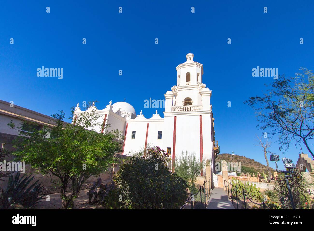 Das Äußere der San Xavier Mission ist eines der ältesten Gebäude in Arizona und wurde 1692 in Tucson, Arizona, erbaut. Stockfoto