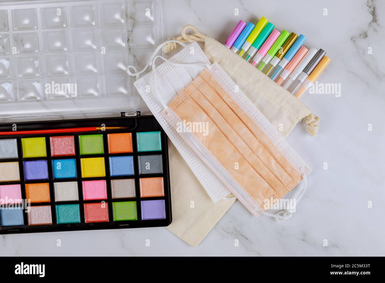Schuljahr beginnt mit Fase Maske und Zubehör. Zurück zur Schule. Stockfoto