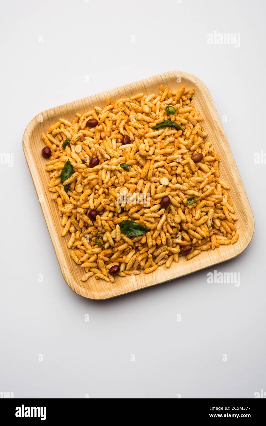 Puffed Rice Chivda ist ein herzhaftes und würziges bhel-Produkt, das aus Murmura oder murpure, indische Küche hergestellt wird Stockfoto