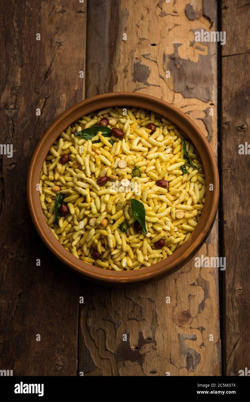 Puffed Rice Chivda ist ein herzhaftes und würziges bhel-Produkt, das aus Murmura oder murpure, indische Küche hergestellt wird Stockfoto