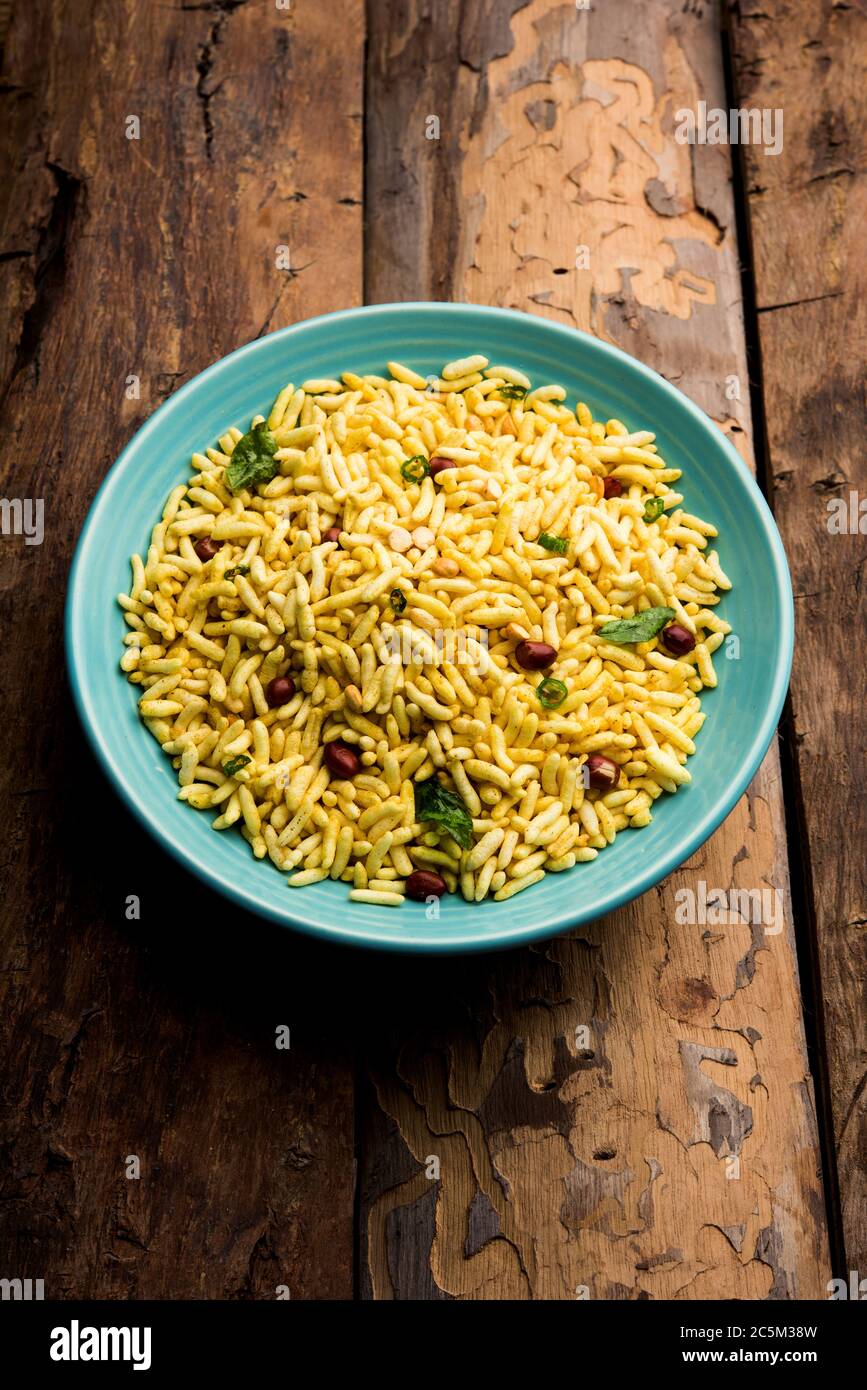 Puffed Rice Chivda ist ein herzhaftes und würziges bhel-Produkt, das aus Murmura oder murpure, indische Küche hergestellt wird Stockfoto