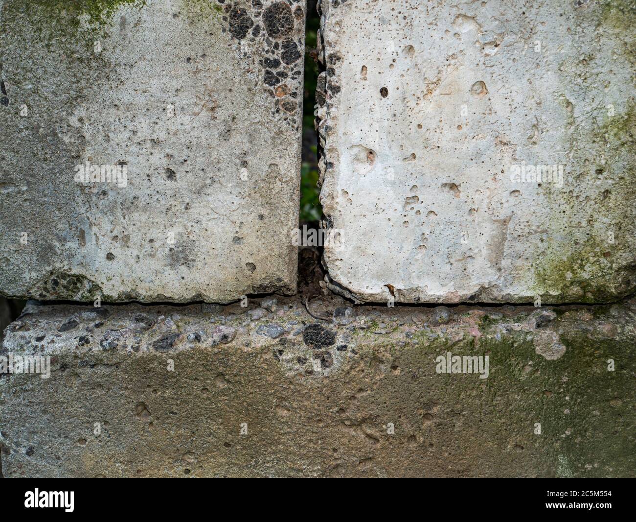 Textur einer alten Wand aus grauen Betonblöcken. Stockfoto
