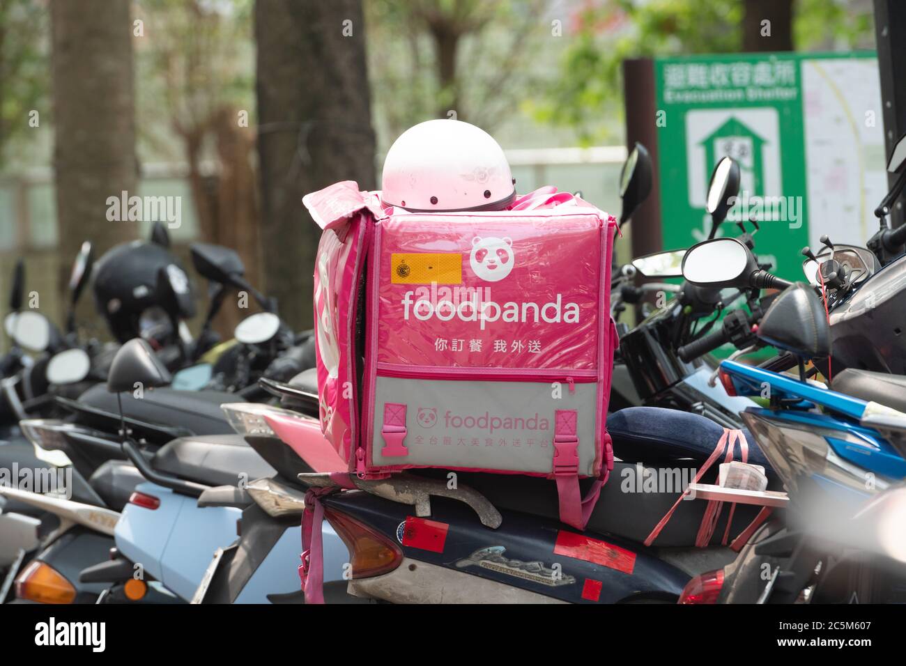 Taipei, Taiwan - April 2020 : Food Panda Box auf einem Motorrad, Lieferservice in Taipei, Taiwan Stockfoto