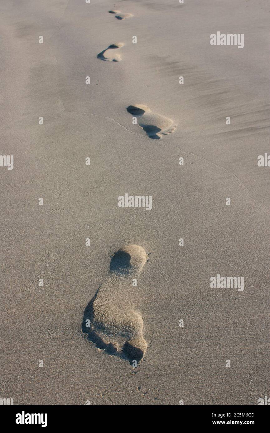 Fußabdrücke im Sand am Strand Stockfoto