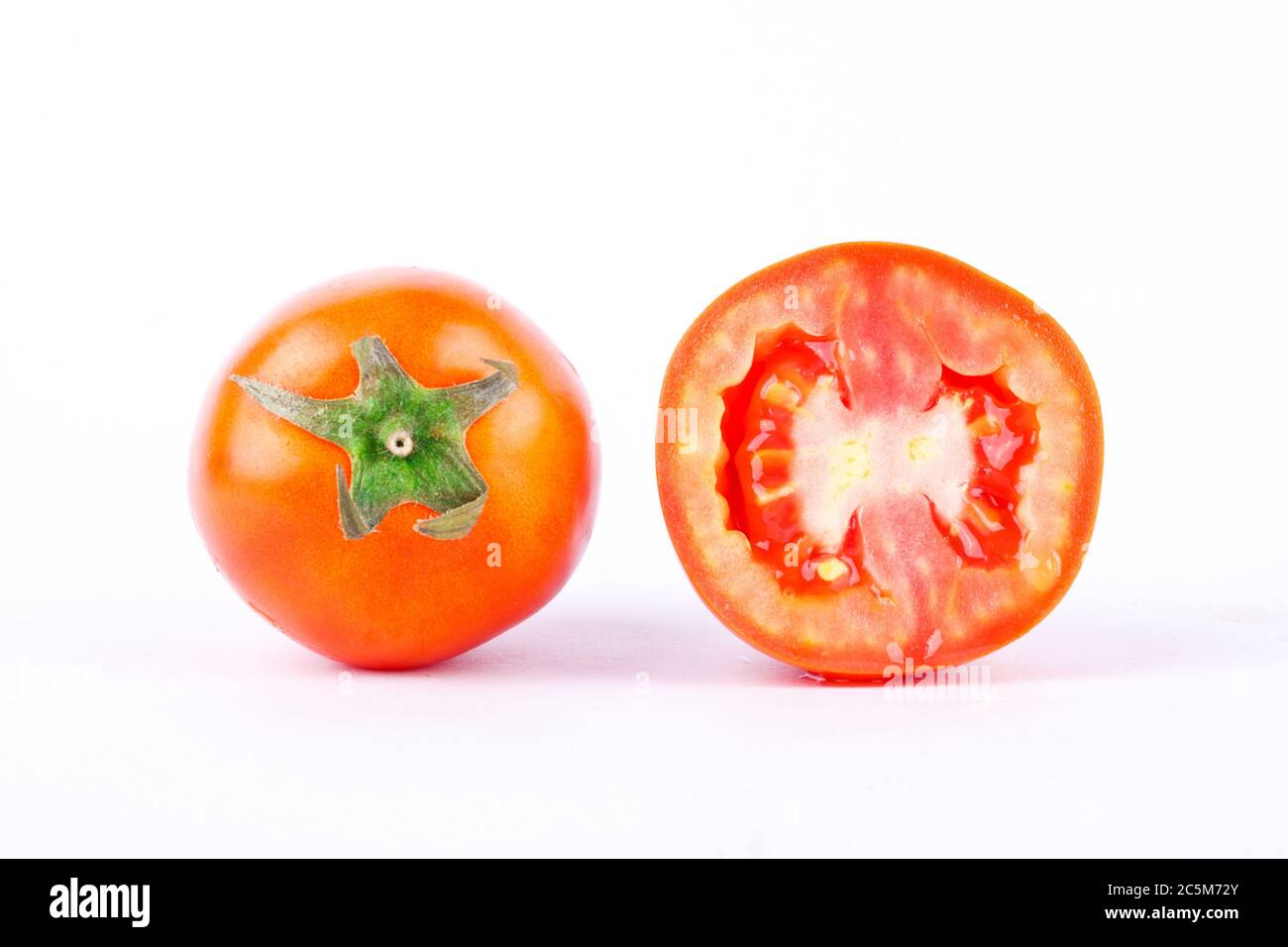 Rote Tomaten sind ein Gemüse, das gesund ist und einen hohen Nährwert hat. Stockfoto