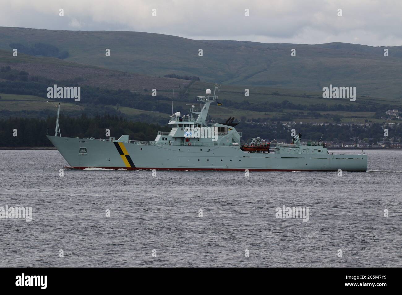 MPV Hirta, ein Fischereischutzschiff von Marine Scotland, passiert Greenock, als sie sich auf den Weg macht, um in Schottlands Gewässern zu patrouillieren. Stockfoto