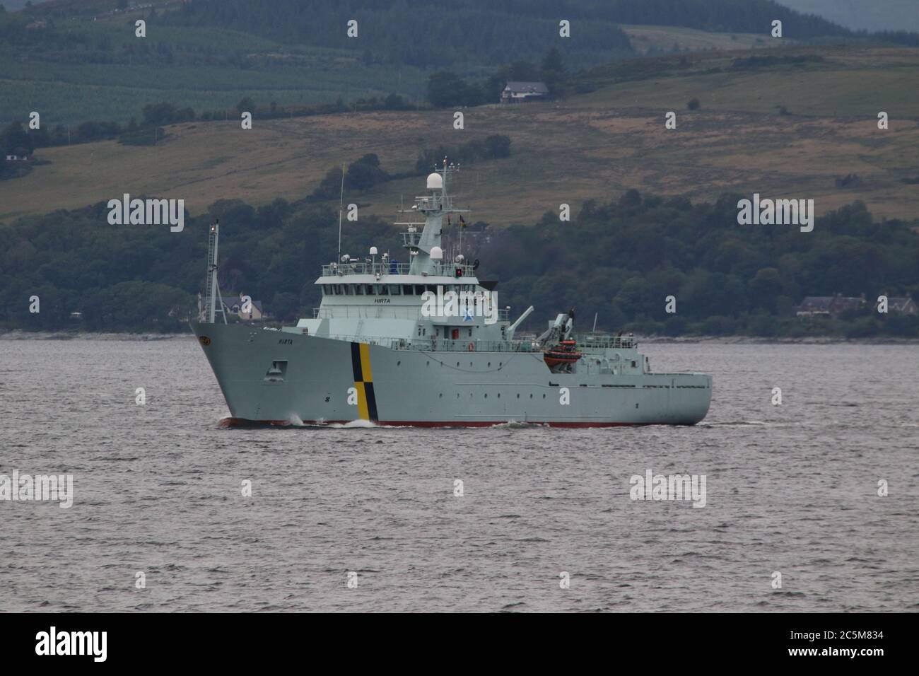 MPV Hirta, ein Fischereischutzschiff von Marine Scotland, passiert Gourock, als sie sich auf den Weg macht, um in Schottlands Gewässern zu patrouillieren. Stockfoto