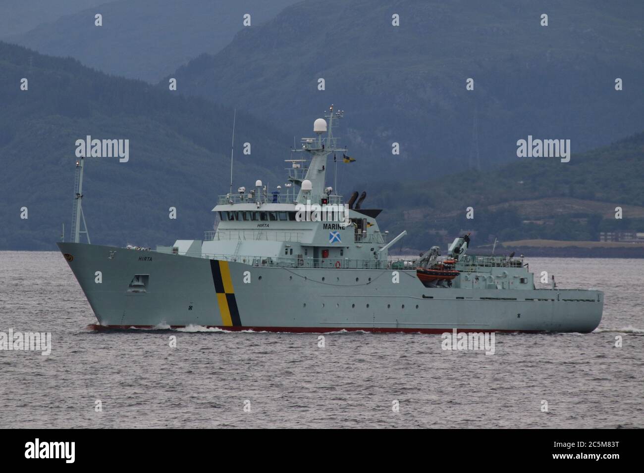 MPV Hirta, ein Fischereischutzschiff von Marine Scotland, passiert Gourock, als sie sich auf den Weg macht, um in Schottlands Gewässern zu patrouillieren. Stockfoto