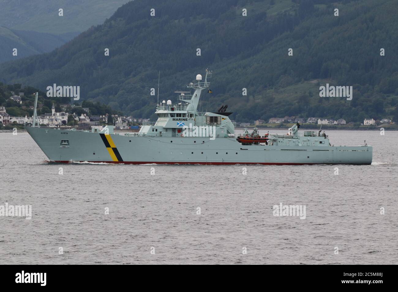 MPV Hirta, ein Fischereischutzschiff von Marine Scotland, passiert Gourock, als sie sich auf den Weg macht, um in Schottlands Gewässern zu patrouillieren. Stockfoto