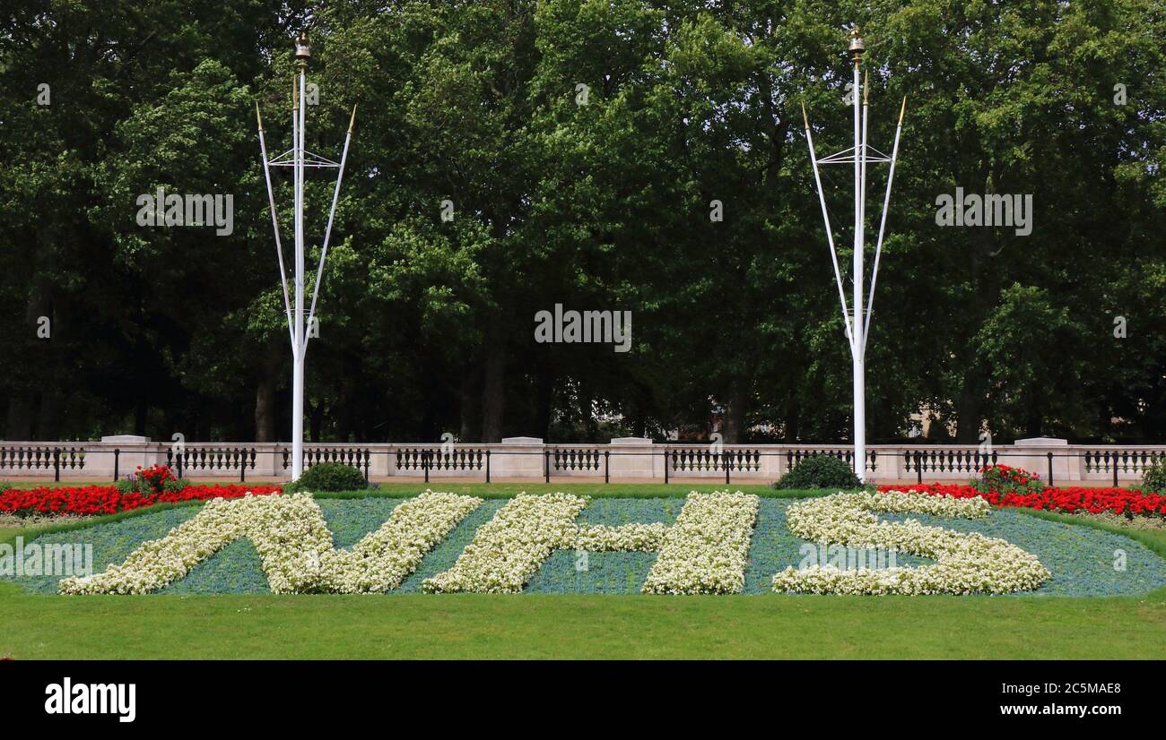 London, Großbritannien. Juli 2020. Ein Blick auf die farbenfrohen Blumenbeete des Gesundheitsdienstes.zwei spezielle, 30 Meter lange Blumenbeete wurden vor dem Buckingham Palace enthüllt, um den Beschäftigten des Gesundheitswesens vor dem 72. Jahrestag des Gesundheitsdienstes zu Tribut zu zollen. Die bunten Blumenbeete, die im NHS-Bereich stehen, wurden in den Memorial Gardens im St James's Park gepflanzt. Kredit: SOPA Images Limited/Alamy Live Nachrichten Stockfoto