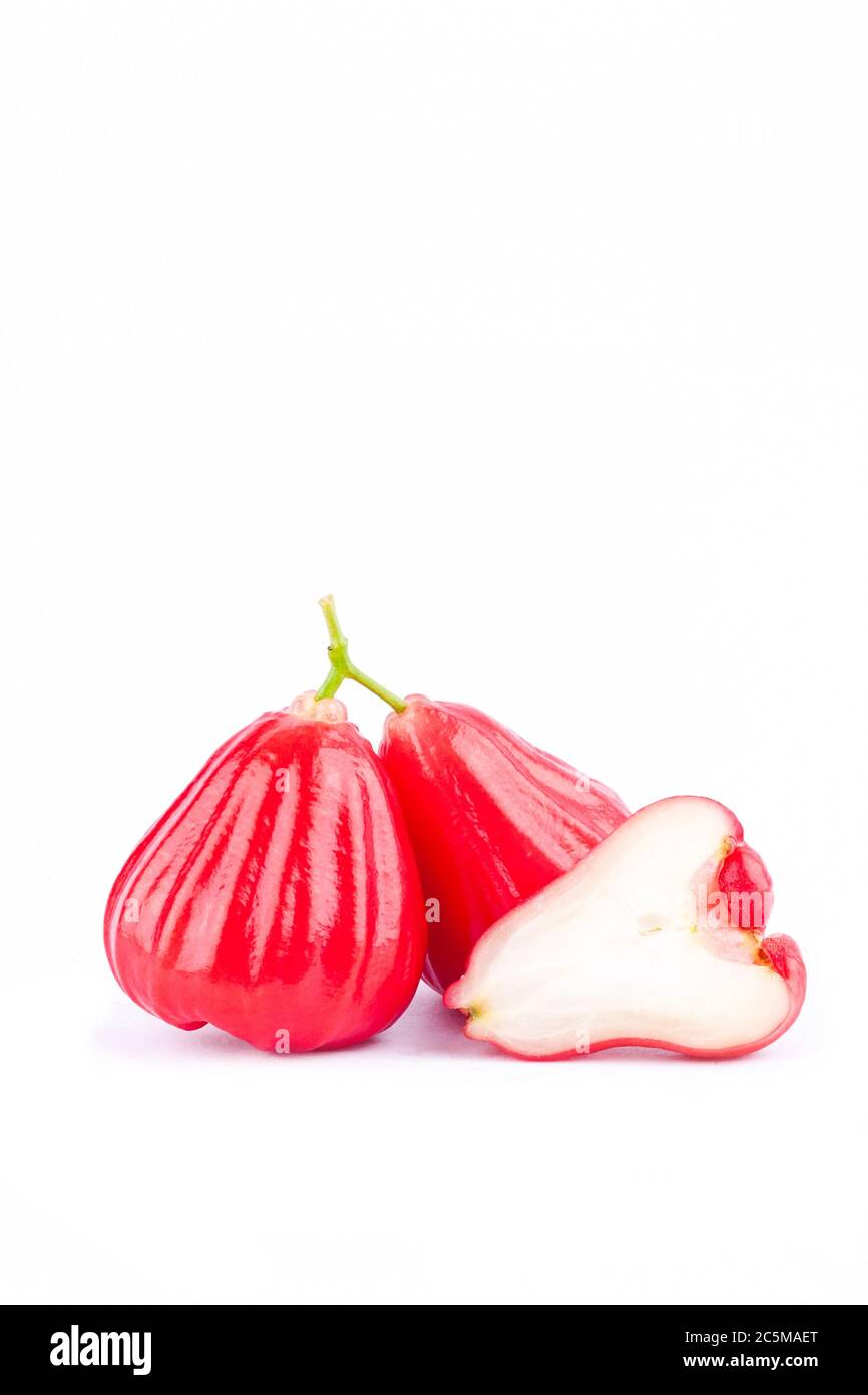 Roter Rosenapfel auf weißem Hintergrund gesunde Rose Apfel Obst Essen isoliert Stockfoto