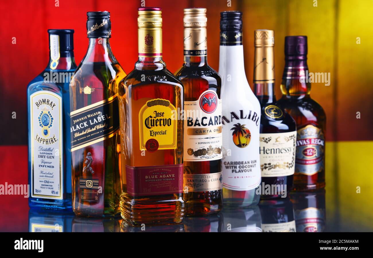 POZNAN, POL - 10. JAN 2020: Flaschen verschiedener globaler Likörmarken,  darunter Whiskey, Wodka, Gin und Likör Stockfotografie - Alamy
