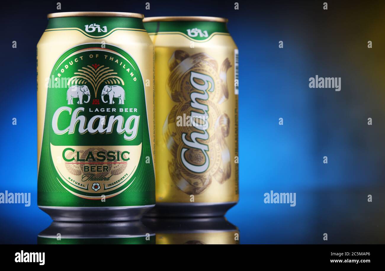 POZNAN, POL - 17. JAN 2020: Dosen Chang Bier, ein blasses Lager von ThaiBev gebraut, Thailands größte und einer der größten Getränkehersteller Südostasiens Stockfoto