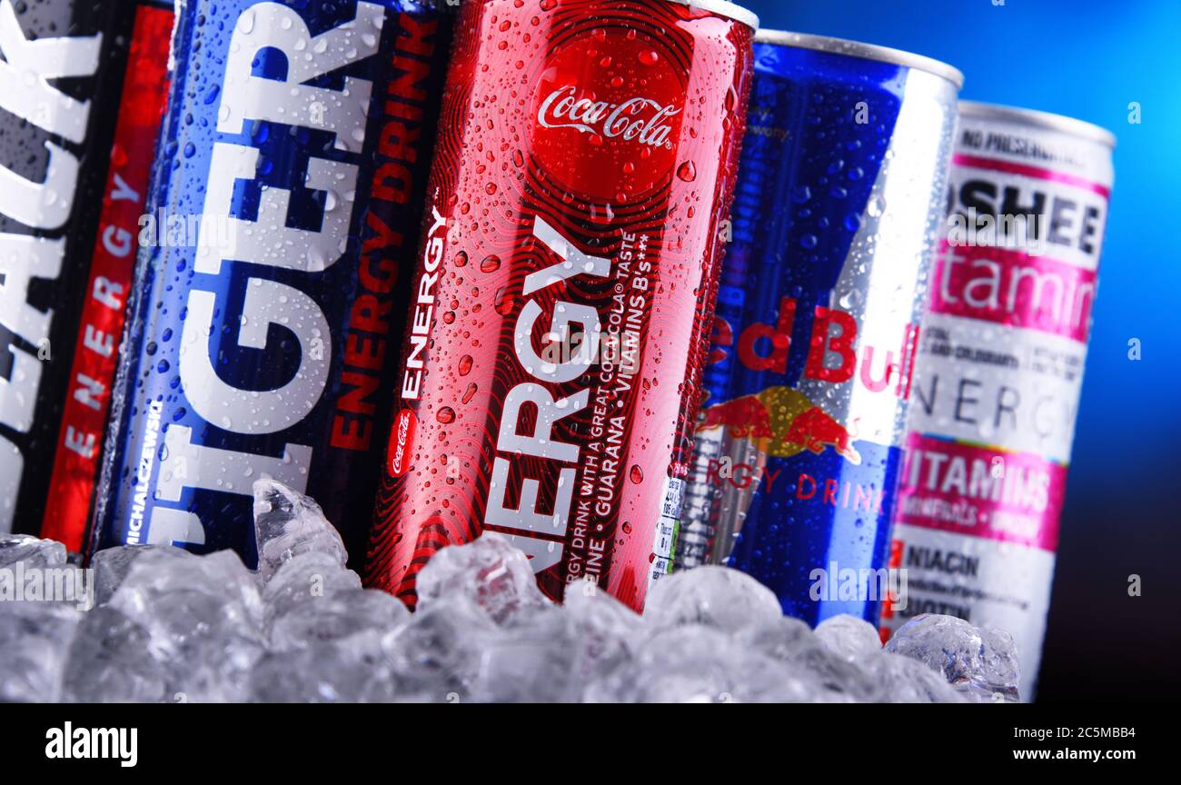 POZNAN, POLEN - 29. JAN 2020: Dosen von beliebten globalen Energy Drinks, Getränke mit Stimulanzien und vermarktet als Bereitstellung von psychischen und physica Stockfoto POZNAN, POLEN - 29. JAN 2020: Dosen von beliebten globalen Energy Drinks, Getränke mit Stimulanzien und vermarktet als Bereitstellung von psychischen und physica Stockfoto