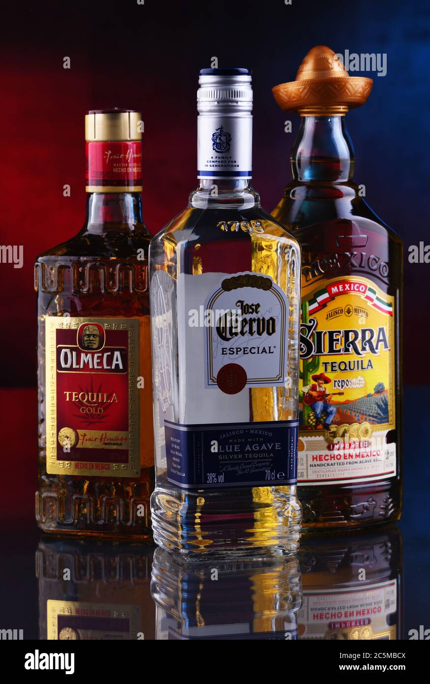 POSEN, POL - 29. JAN 2020: Flaschen der meistverkauften globalen Tequila-Marken,  darunter Jose Cuervo, Olmeca und Sierra Stockfotografie - Alamy