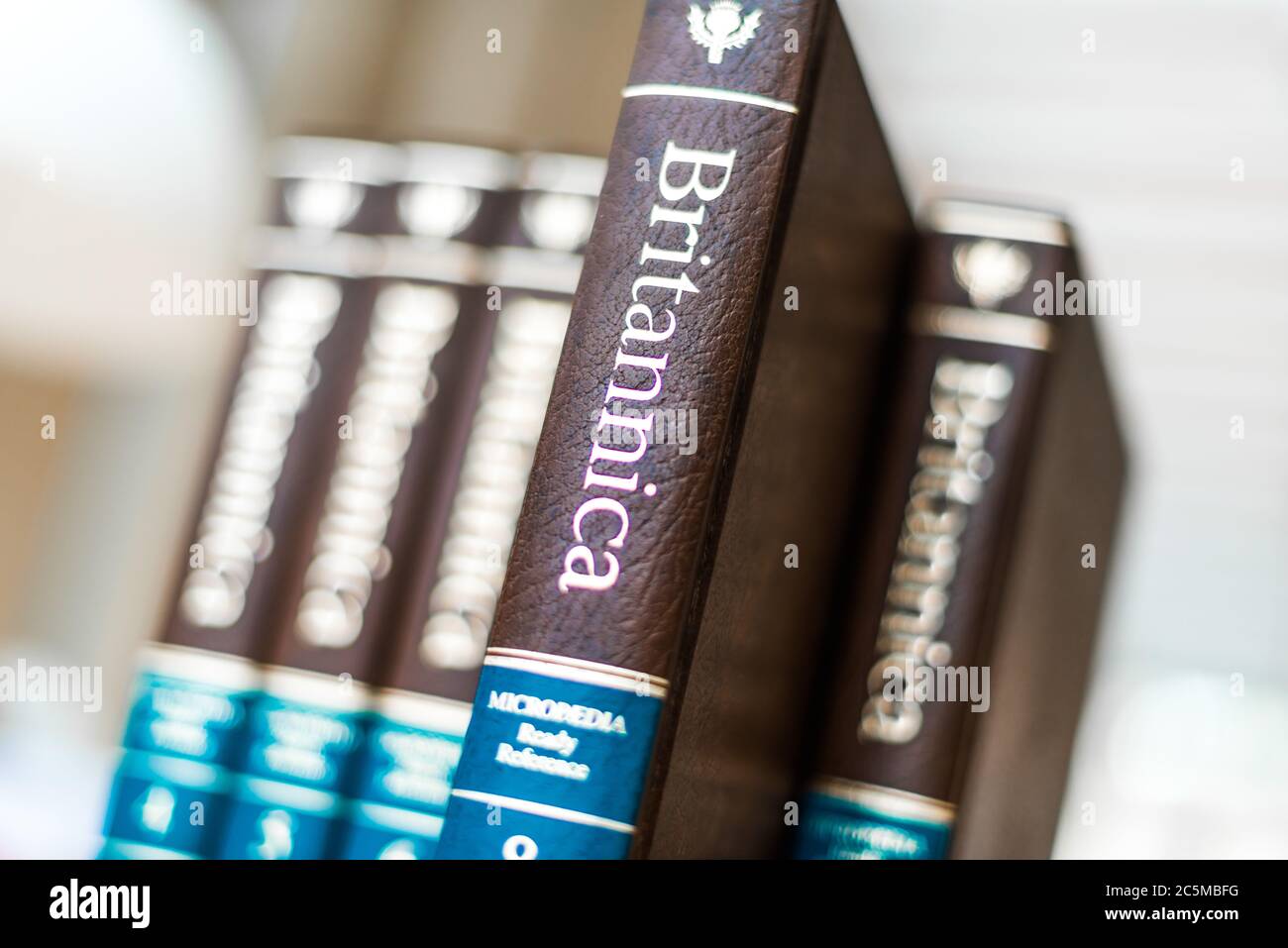 POZNAN, POL - 03. FEB 2020: Encyclopaedia Britannica Bände in einer öffentlichen Bibliothek Stockfoto