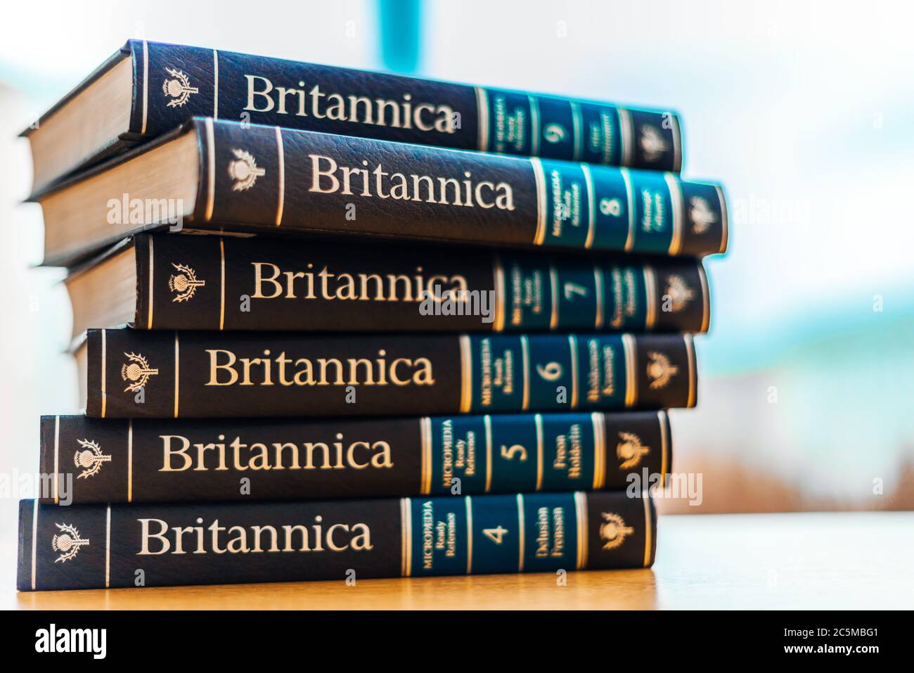 POZNAN, POL - 03. FEB 2020: Encyclopaedia Britannica Bände in einer öffentlichen Bibliothek Stockfoto