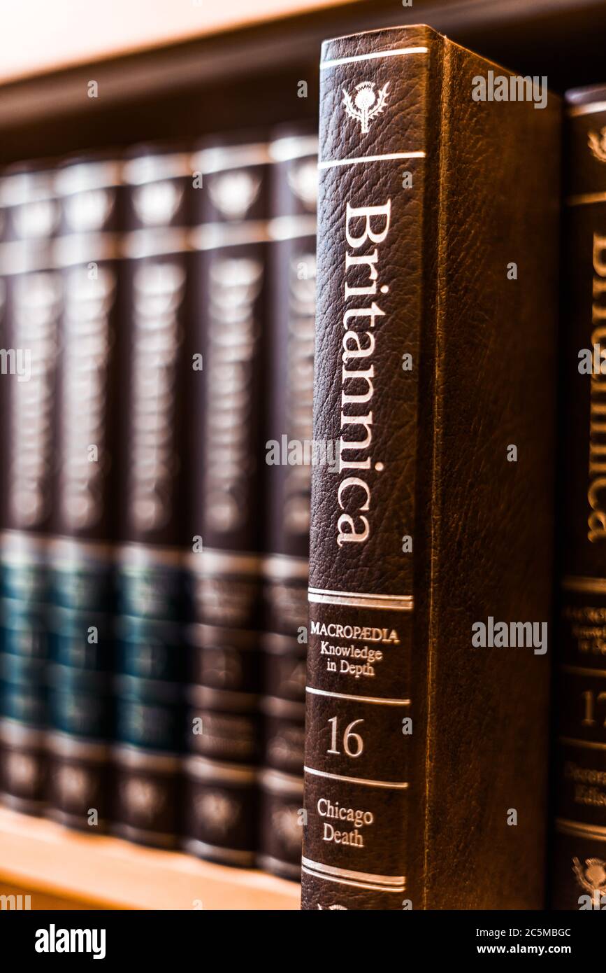 POZNAN, POL - 03. FEB 2020: Encyclopaedia Britannica Bände auf einem Regal in einer öffentlichen Bibliothek Stockfoto
