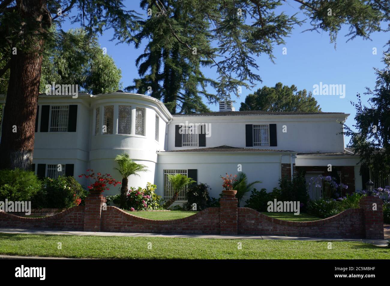 Toluca Lake, California, USA 3. Juli 2020 EINE allgemeine Sicht der Atmosphäre des Amelia Earhart House, ihr ehemaliges Zuhause in 10042 Valley Spring Lane am 3. Juli 2020 in Toluca Lake, Kalifornien, USA. Foto von Barry King/Alamy Stockfoto Stockfoto