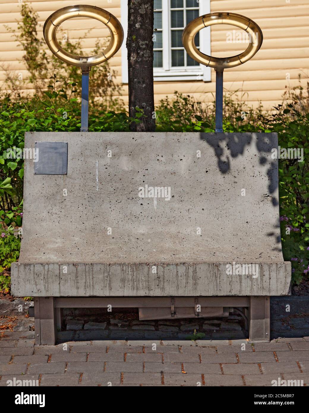 Umea, Norrland Schweden - 21. Juni 2020: parkbank als Kunstprojekt mit einem Heiligenschein über dem Kopf Stockfoto