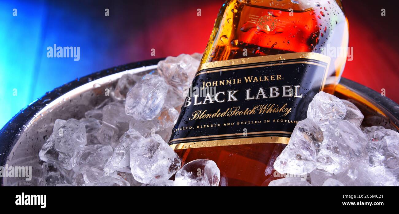 POZNAN, POL - APR 16, 2020: Flasche Johnnie Walker Black Label im Eimer mit zerdrücktem Eis Stockfoto