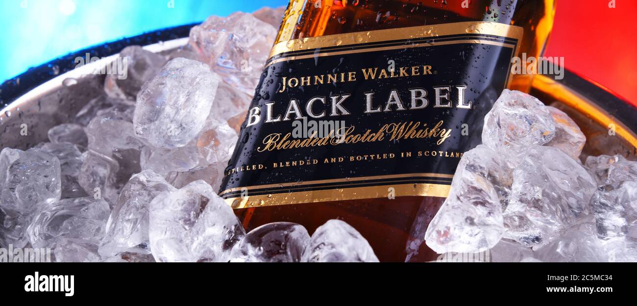 POZNAN, POL - APR 16, 2020: Flasche Johnnie Walker Black Label im Eimer mit zerdrücktem Eis Stockfoto