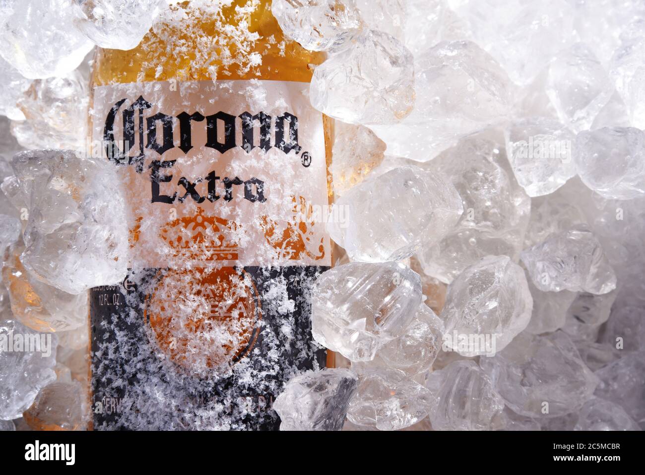 POSEN, POL - 22. MAI 2020: Flasche Corona Extra, eines der meistverkauften Biere weltweit, ein blasses Lager, das von Cerveceria Modelo in Mexiko hergestellt wird Stockfoto