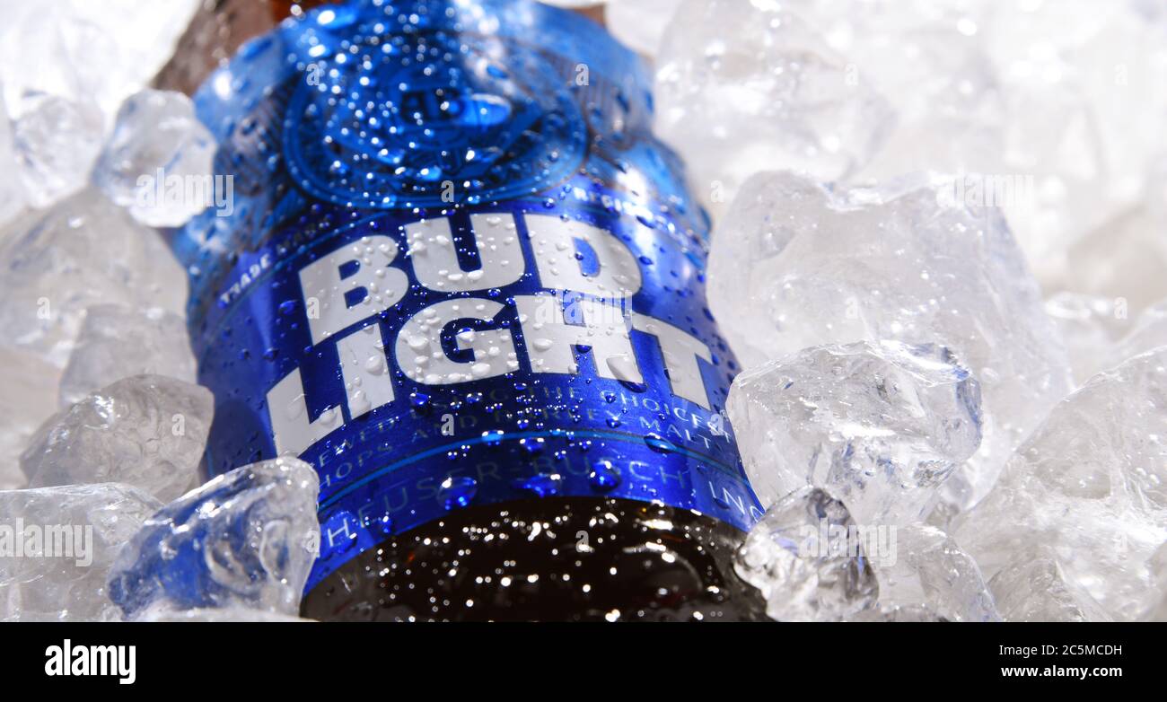 POSEN, POL - 22. MAI 2020: Flasche Bud Light Beer, ein amerikanisches Leichtbier, hergestellt von Anheuser-Busch, eingeführt 1982. Stockfoto