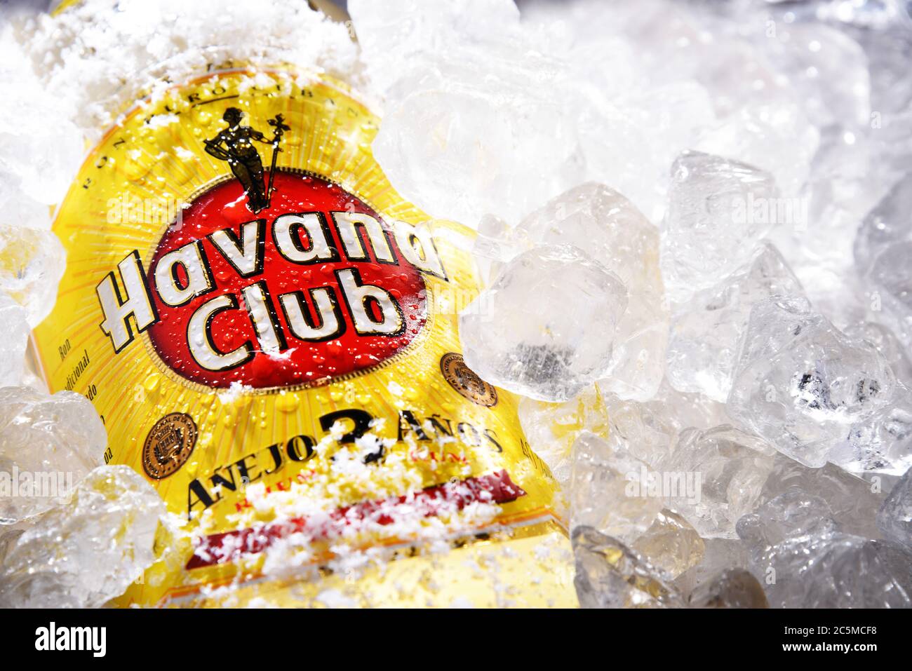 POSEN, POL - 28. MAI 2020: Flasche des Havana Club, eine 1934 in Kuba gegründete Marke für Rum, heute eine der meistverkauften Rum-Marken der Welt Stockfoto