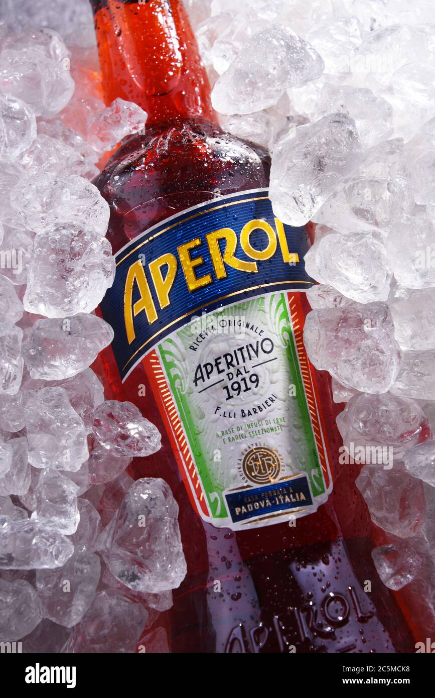 POSEN, POL - 28. MAI 2020: Flasche Aperol, ein italienischer Aperitif aus  Enzian, Rhabarber und Cinchona, Es wird von der Firma Campari hergestellt  Stockfotografie - Alamy