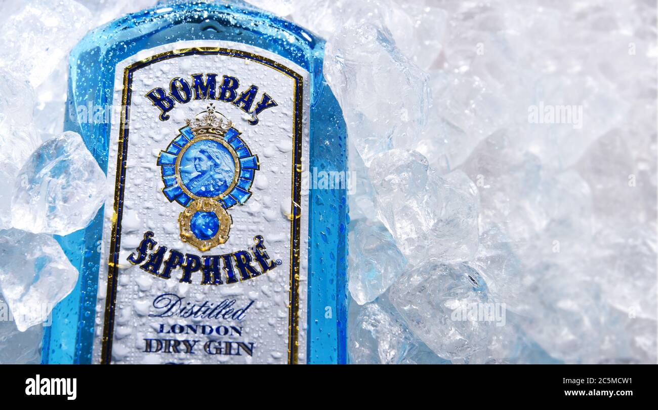 POZNAN, POL - 28. MAI 2020: Flasche Bombay Sapphire, eine Marke von Gin von Bacardi vertrieben. 1987 von International Destil auf den Markt gebracht Stockfoto