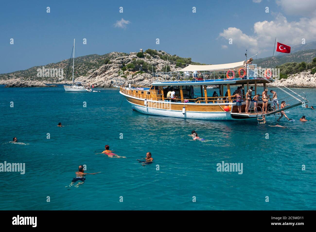 Touristische Kreuzfahrtschiffe ankerten neben der versunkenen Stadt Simena vor der Kekova Insel in der Türkei. Die Stadt sank im Mittelmeer. Stockfoto