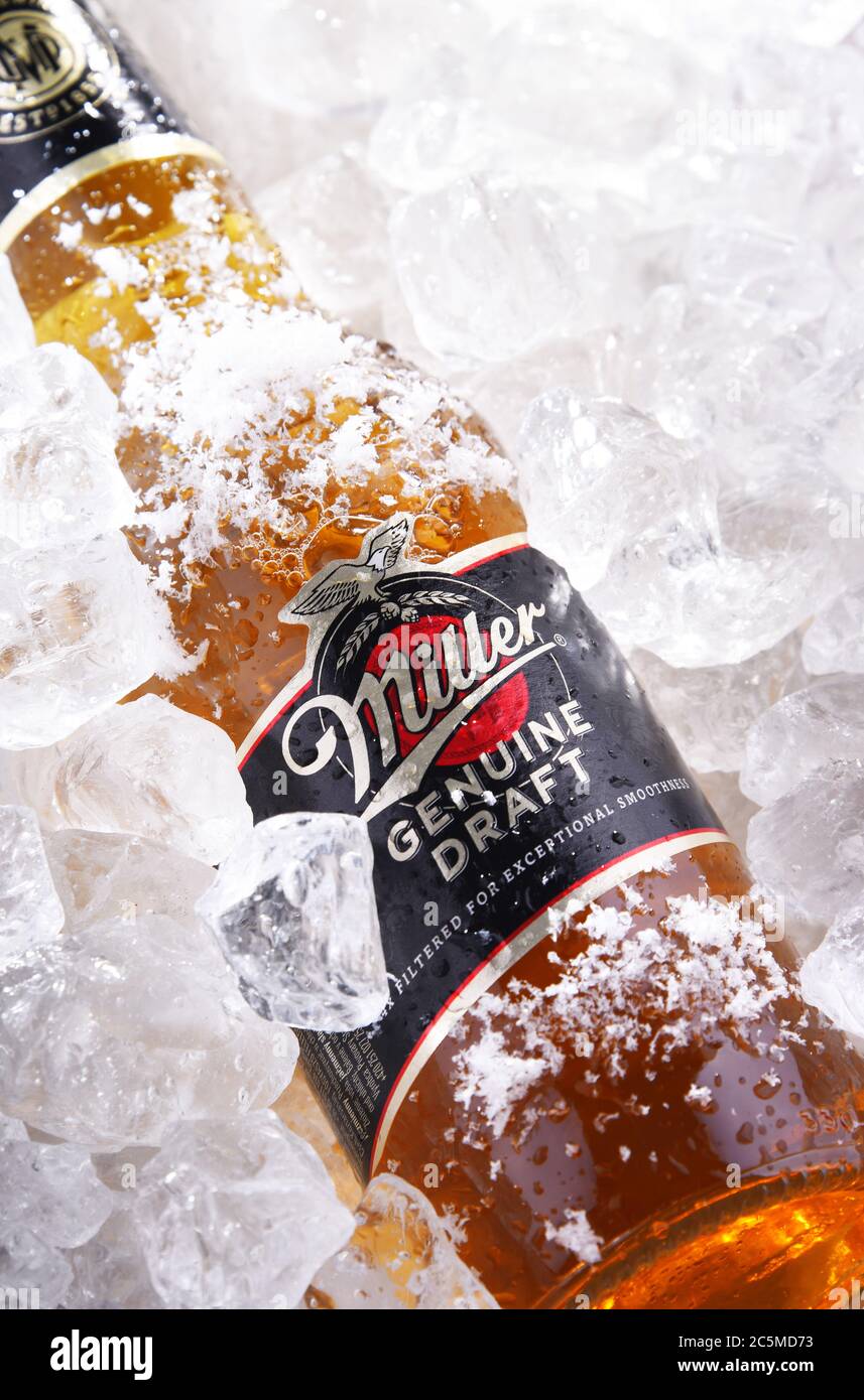 POSEN, POL - 28. MAI 2020: Flasche Miller Genuine Draft, das original kalt gefilterte abgepackte Fassbier, ein Produkt der Miller Brewing Company OW Stockfoto