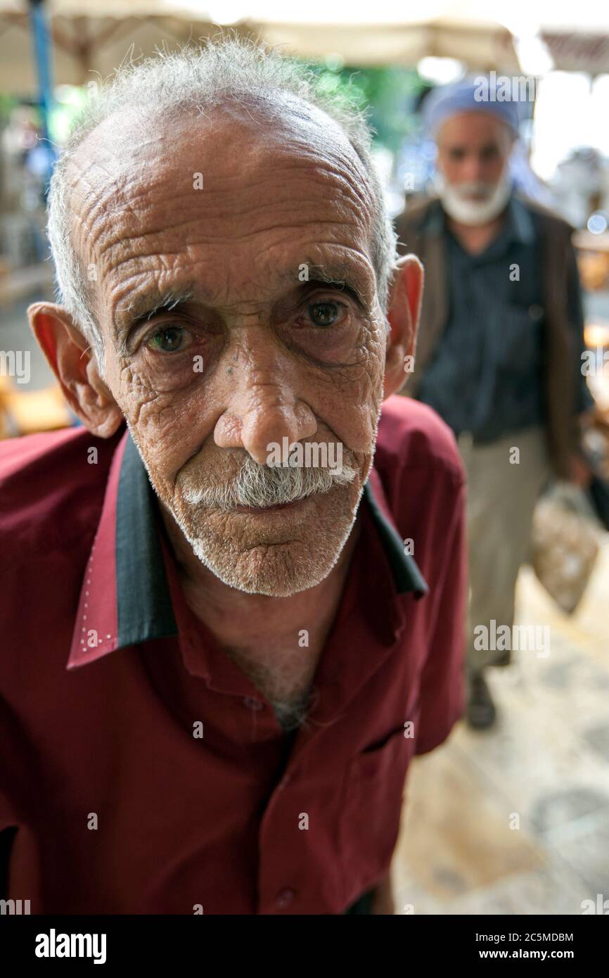 Ein kurdischer Mann im Teegarten des Sanliurfa-Basars im Südosten der Türkei. Sanliurfa ist auch als Urfa bekannt. Stockfoto