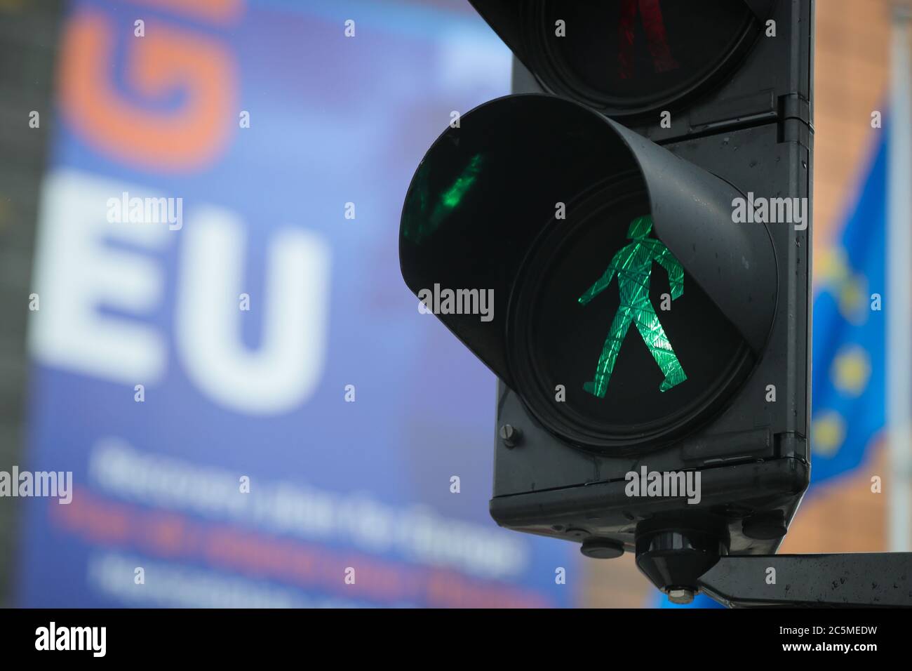 Peking, Belgien. Juni 2020. Vor dem Sitz der Europäischen Kommission in Brüssel, Belgien, am 30. Juni 2020, ist grünes Licht zu sehen. UM MIT DEN XINHUA SCHLAGZEILEN VOM 4. JULI 2020 zu GEHEN Quelle: Zheng Huansong/Xinhua/Alamy Live News Stockfoto