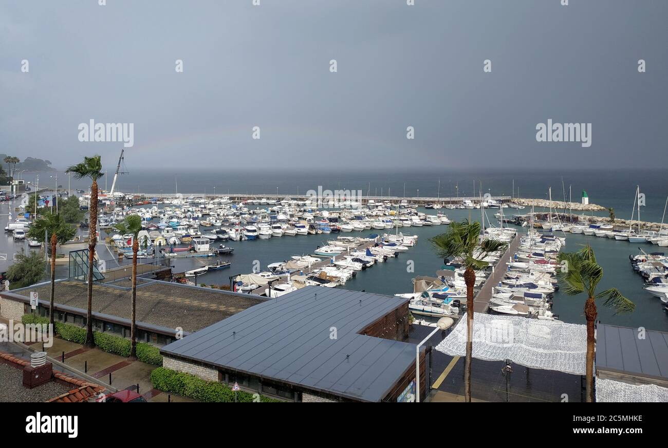 Cannes, Frankreich - 5. Juli 2018: Kleine Yachten im Hafen in Cannes, Frankreich vor Anker Stockfoto