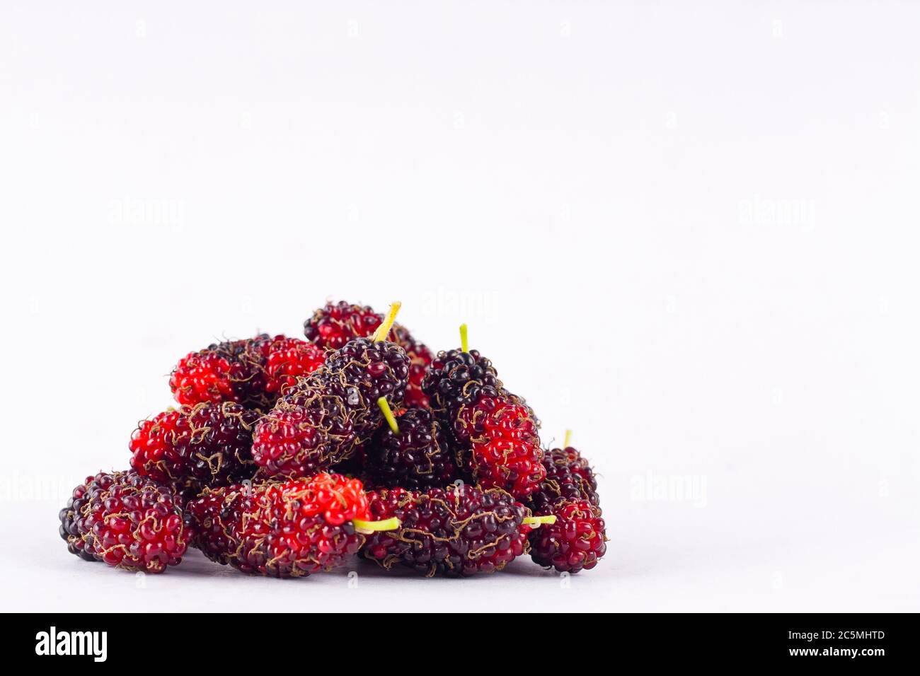 Gruppe von reifen Maulbeeren auf weißem Hintergrund gesunde Maulbeerfrucht Lebensmittel isoliert Stockfoto