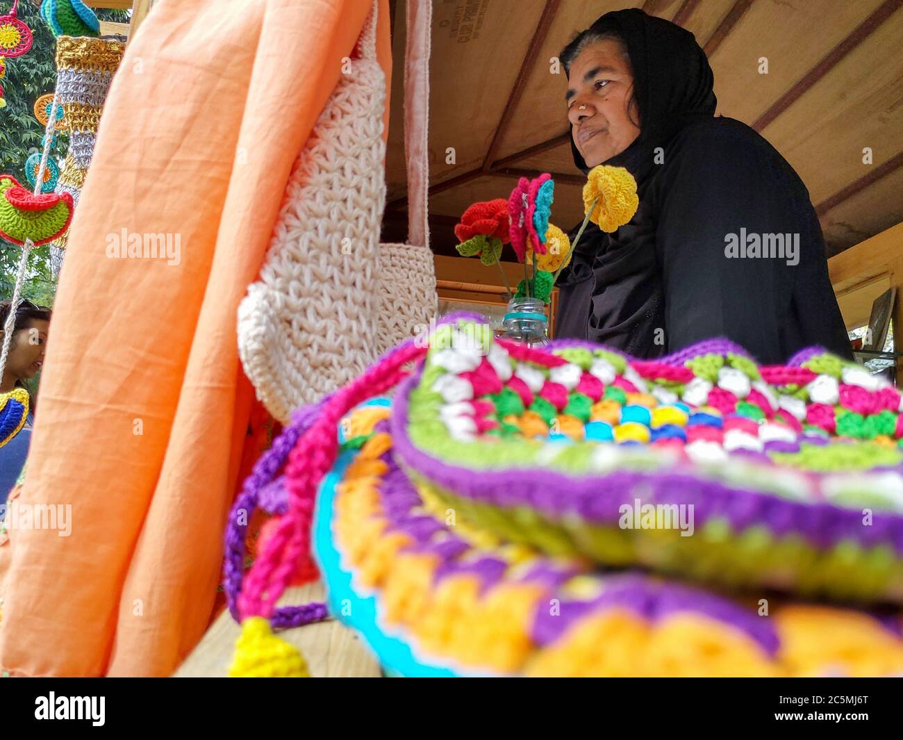 EDITORIAL VOM -11 februar 2020 ORT - Delhi Indien. Eine muslimische Frau, die handgefertigte Handwebstuhl-Artefakte in ihrem Stall verkauft. Stockfoto