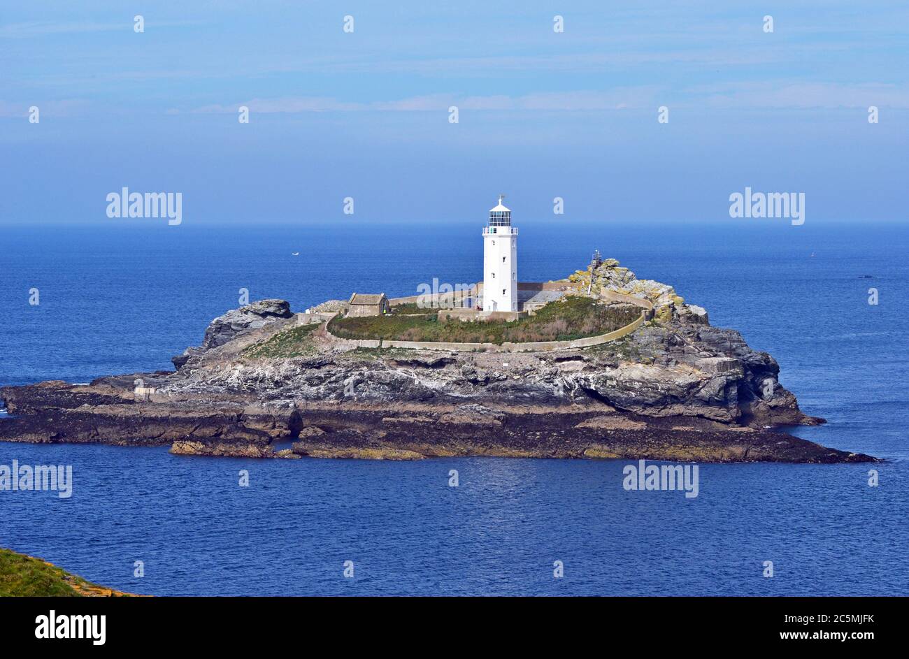 Blick auf Godrevy Lighthouse von den Klippen auf Godrevy Heritage Coast, Cornwall, Großbritannien Stockfoto