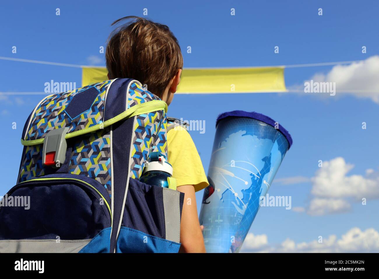 Boy auf dem Weg zu seinem ersten Schultag, Model freigelassen Stockfoto