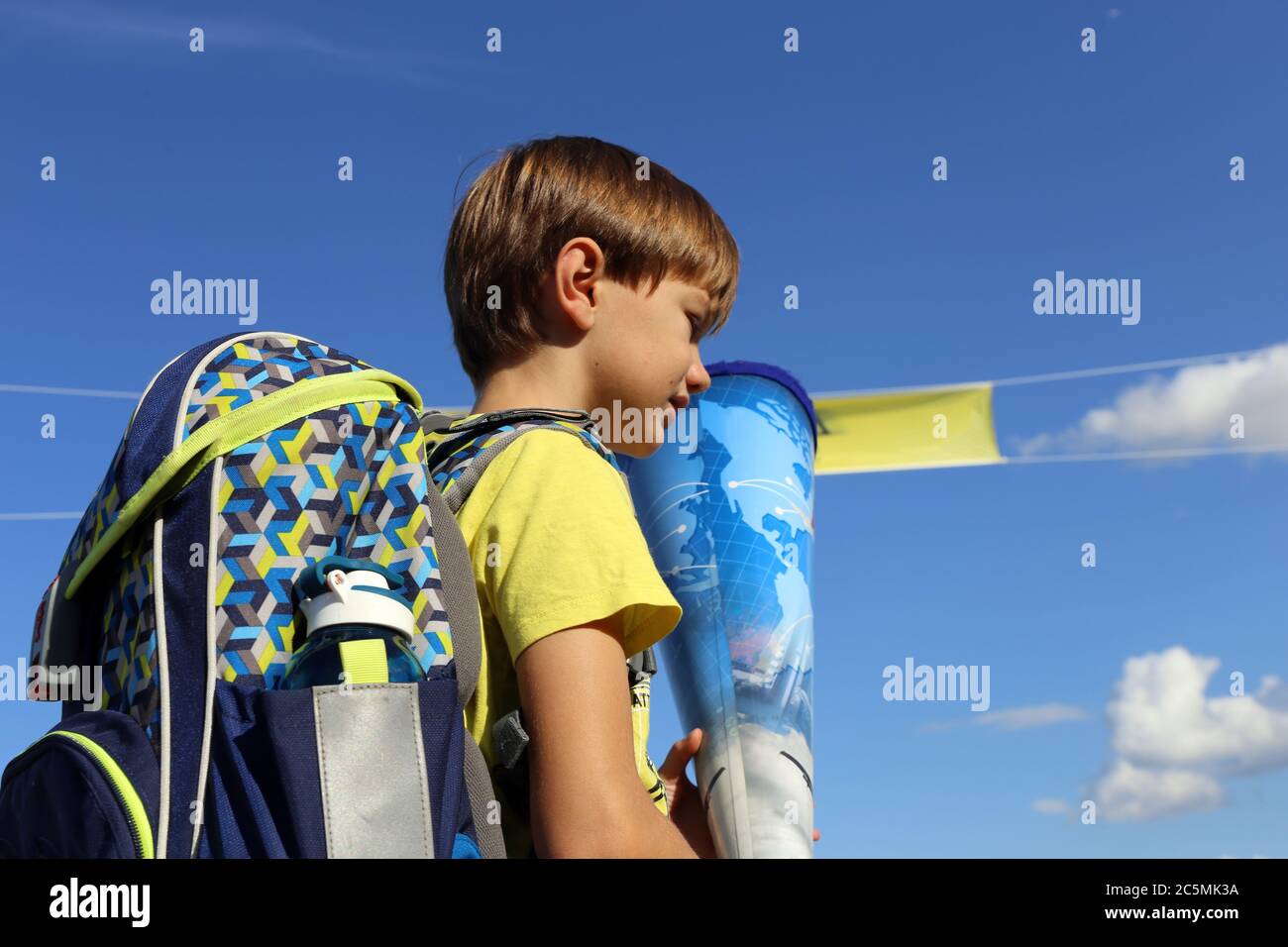 Boy auf dem Weg zu seinem ersten Schultag, Model freigelassen Stockfoto