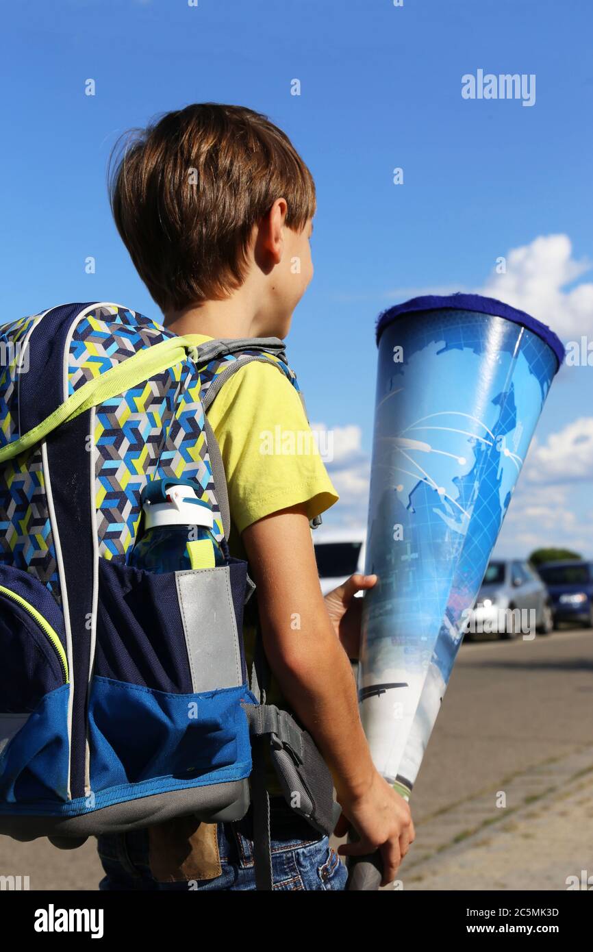 Boy auf dem Weg zu seinem ersten Schultag, Model freigelassen Stockfoto