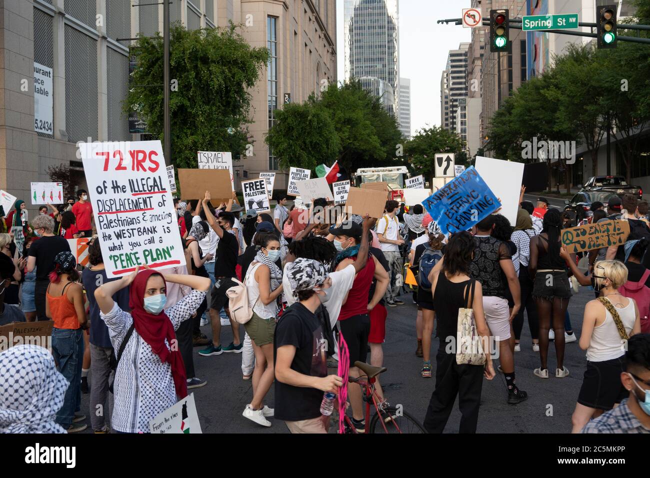 Atlanta, USA. Juli 2020. Demonstranten drängen die Kreuzung von Spring und 14th Street in Atlanta, USA, und verbreiten das Bewusstsein für Ungerechtigkeiten gegen das palästinensische Volk. Quelle: Micah Casella/Alamy Live News. Stockfoto